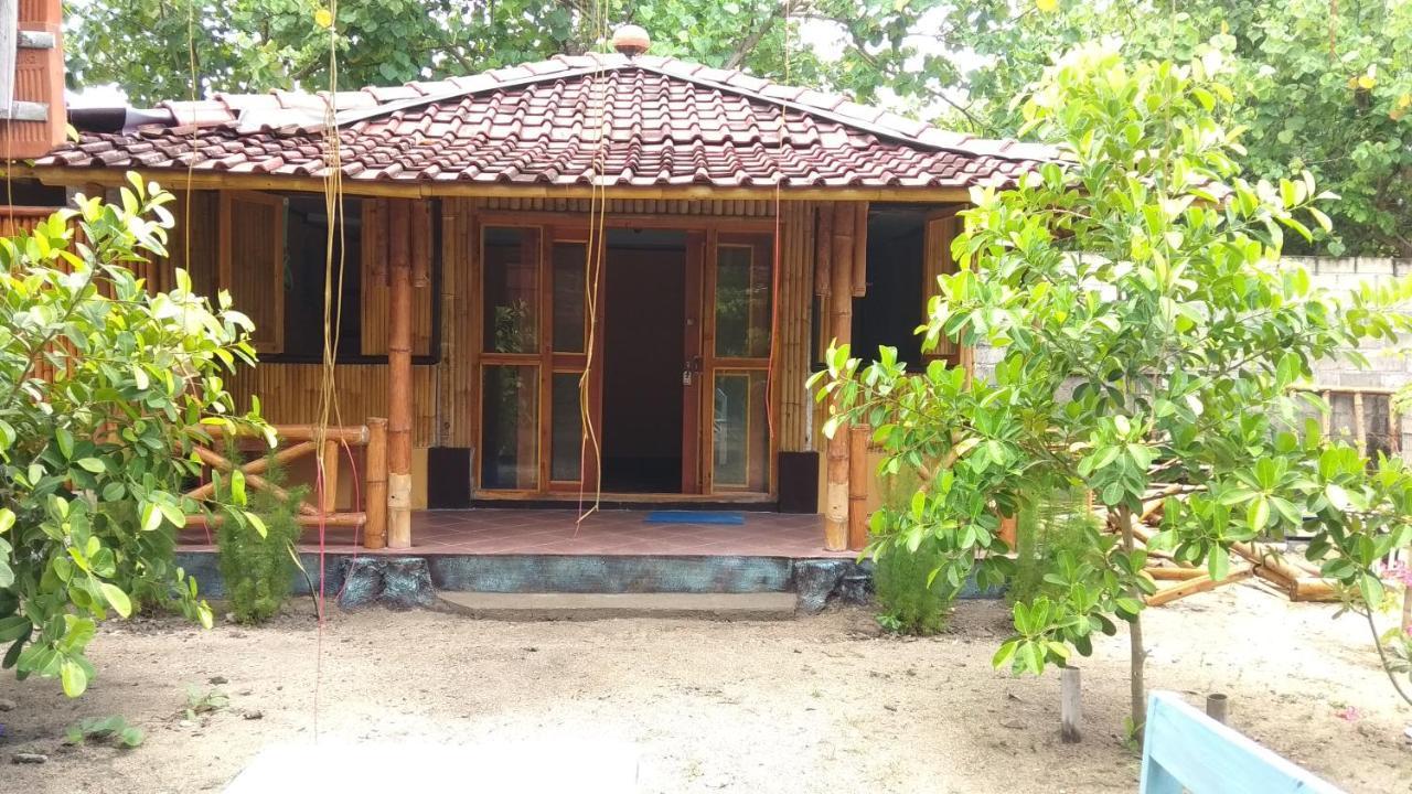 Harry'S Ocean House Watukarung Homestay Kalak Kültér fotó
