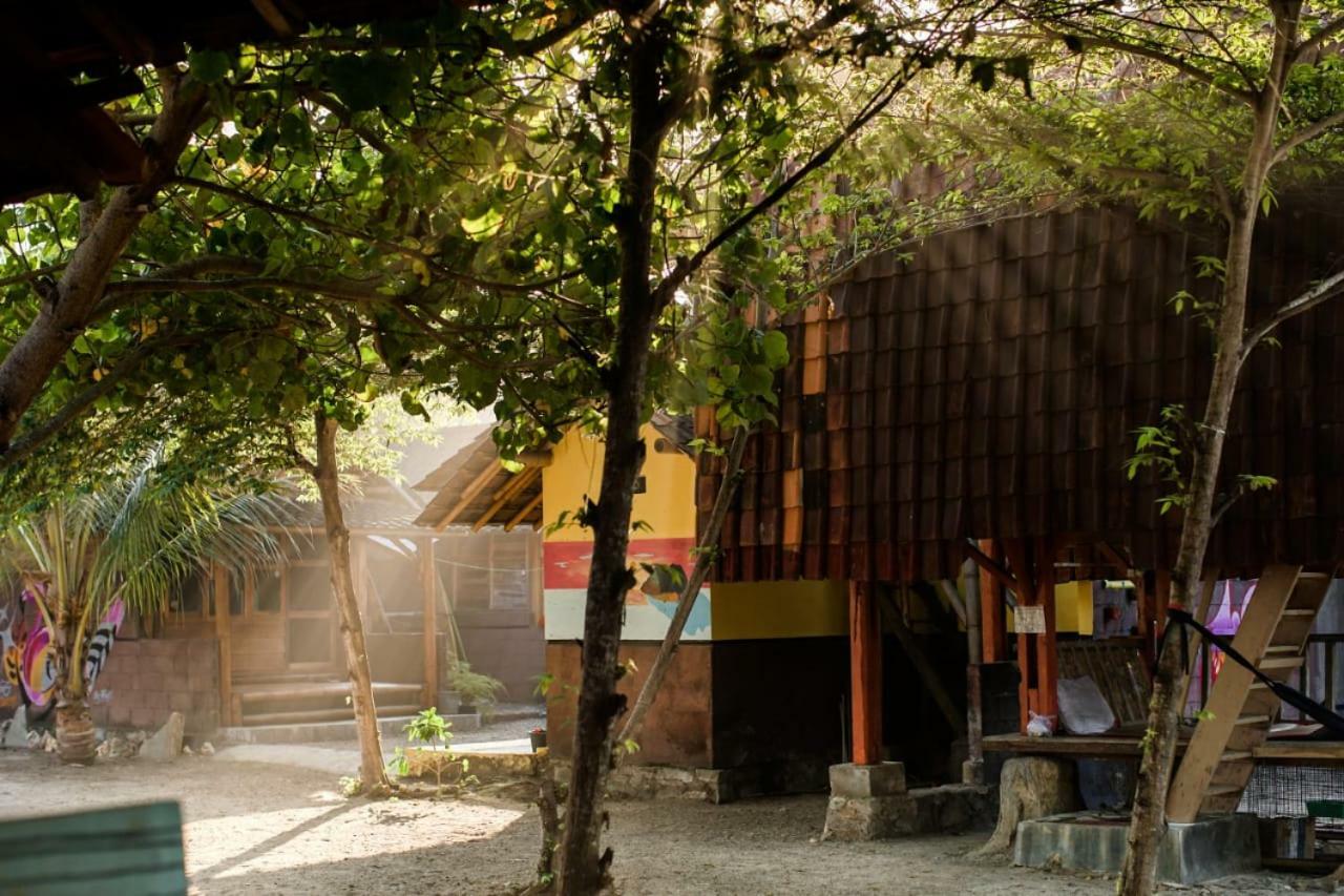 Harry'S Ocean House Watukarung Homestay Kalak Kültér fotó